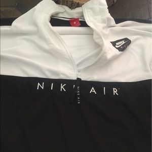 Nike half zip pull over. Prestigious condition.